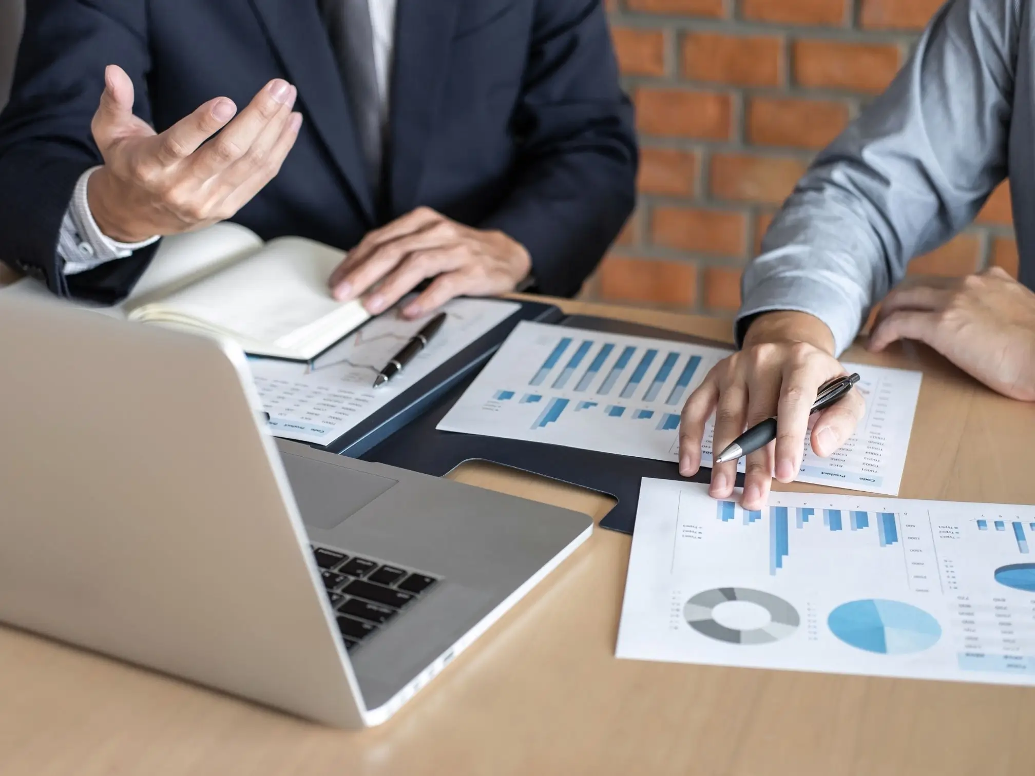 Personnes en réunion professionnelle